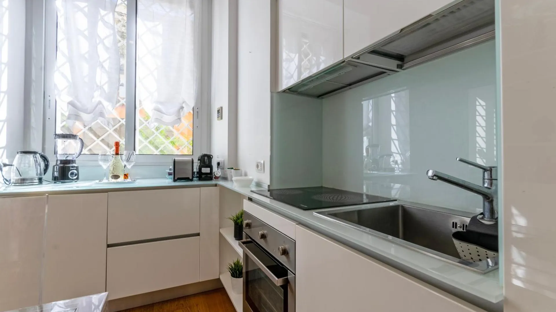 Peaceful Retreat In Central Rome 0*,